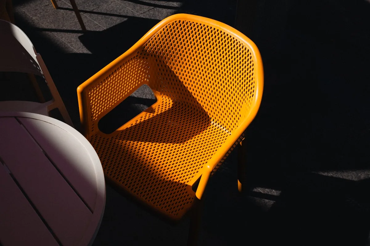 Cadeira ergonômica com estrutura em mesh e base metálica