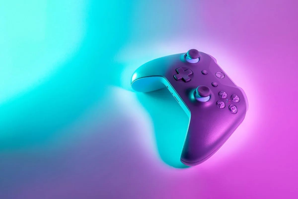 Console portátil retrô moderno com tela IPS rodando jogos clássicos de SNES e PS1