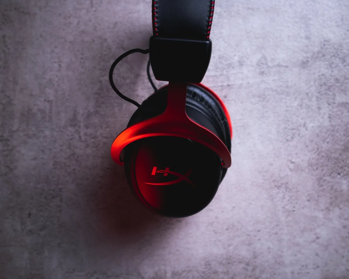 Headset gamer over-ear com drivers de grande diâmetro