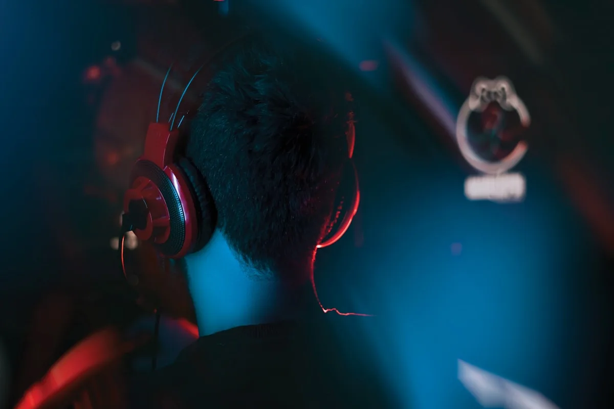 Jogador com headset esports e microfone flexível