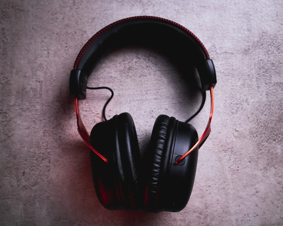 Headset gamer wireless premium em estação de recarga