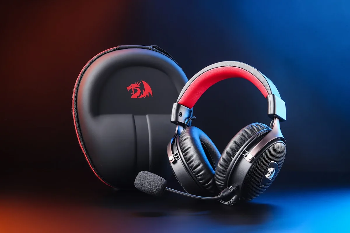 Headset gamer wireless com microfone e cancelamento de ruído