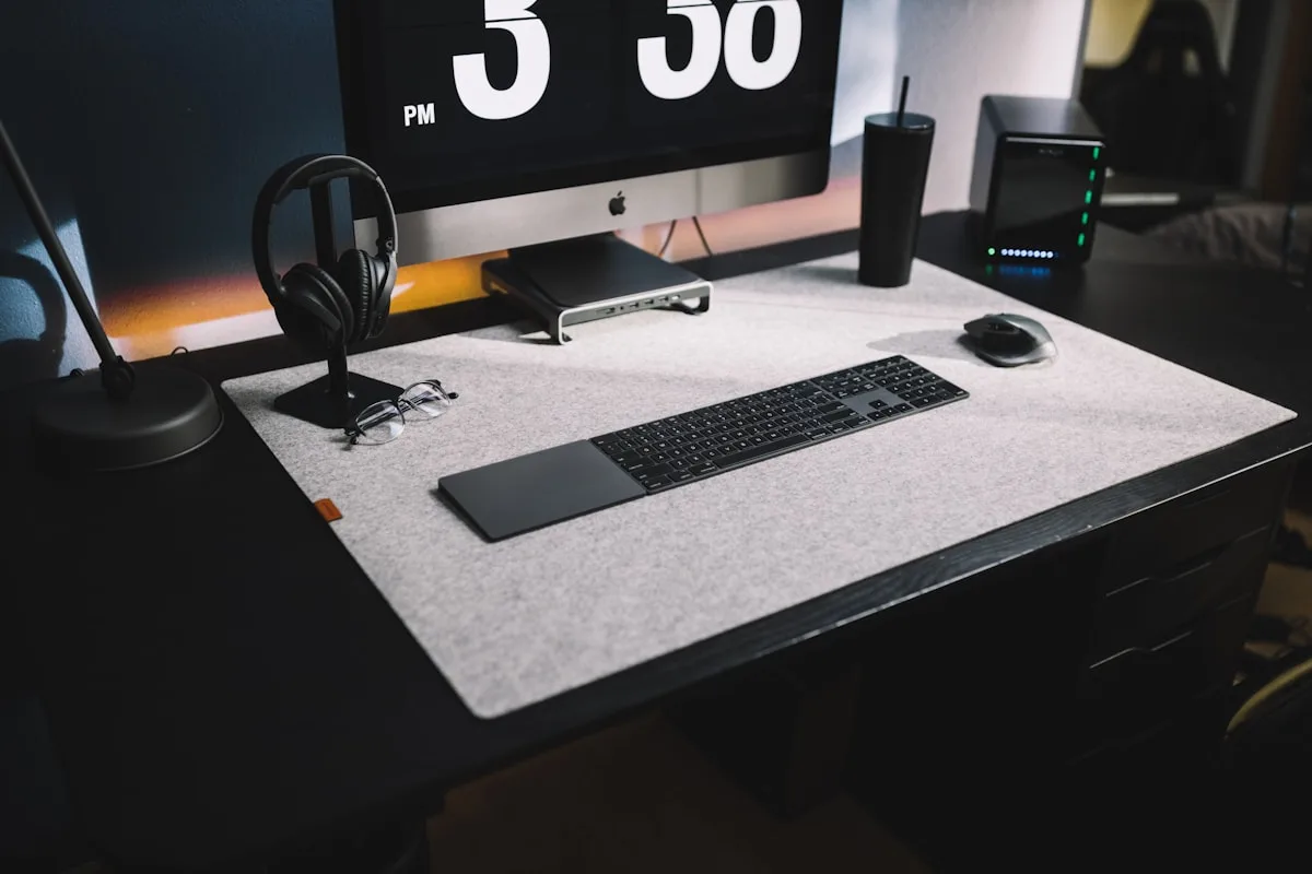 Kit completo de periféricos gamer pro sobre mesa com mousepad XXL