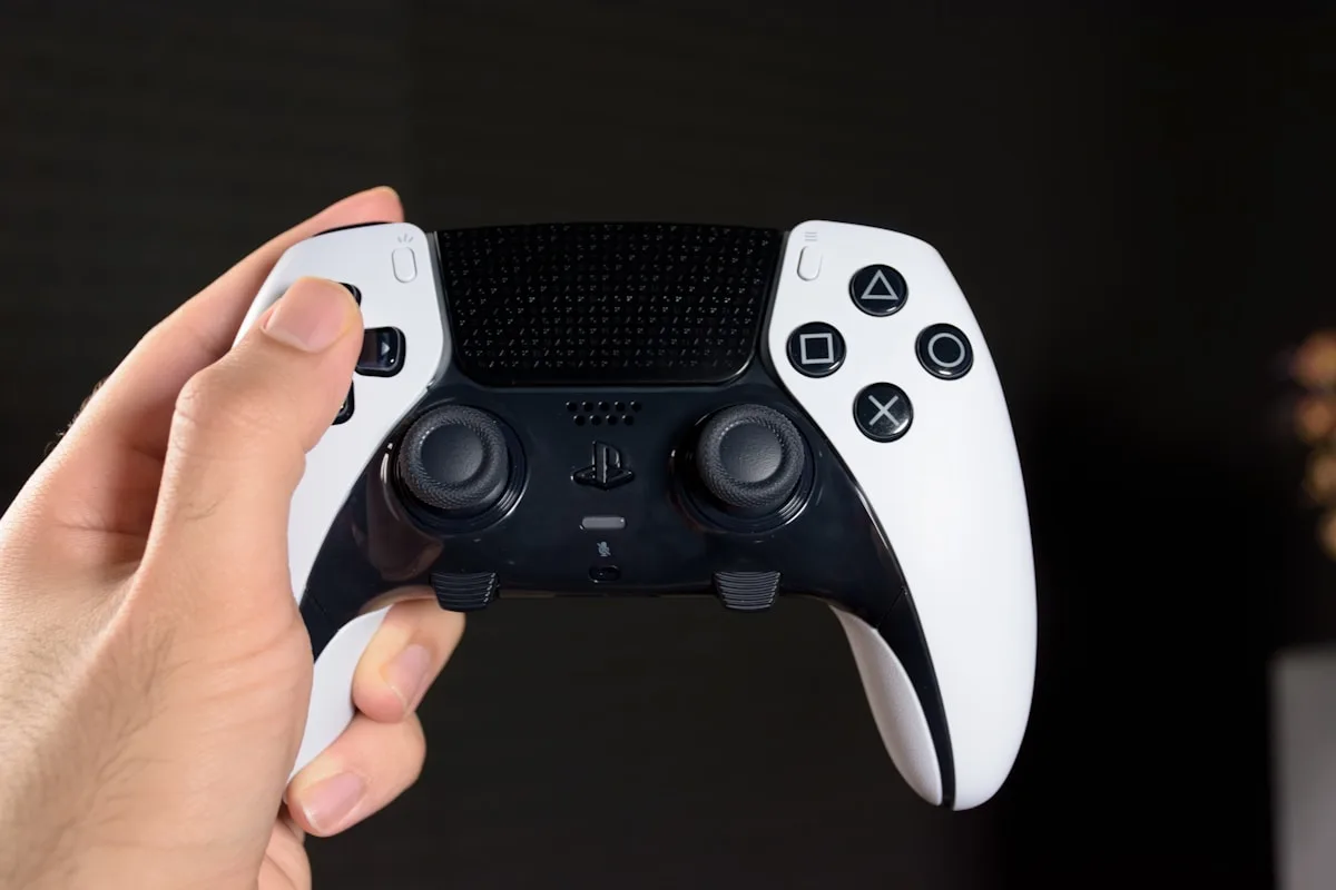 DualSense do PS5 em uso durante gameplay