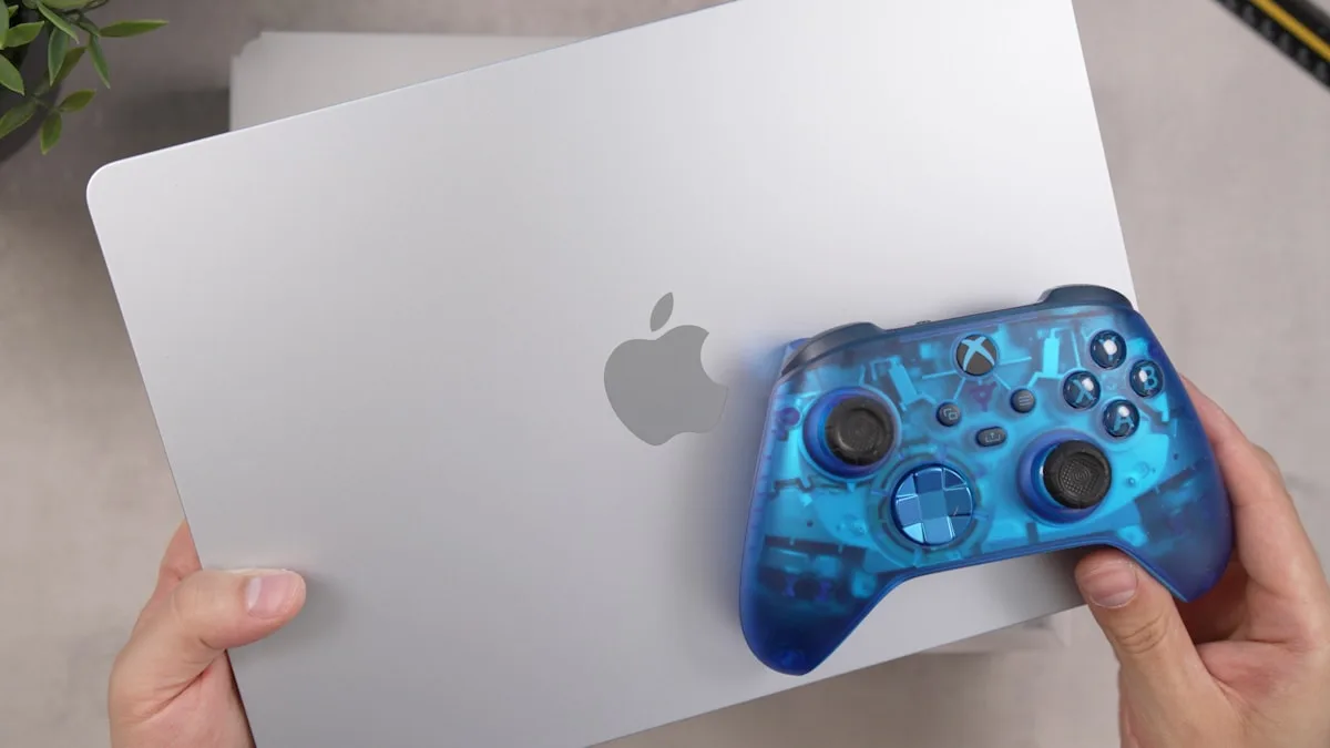 Controle Xbox Wireless em destaque sobre mesa gamer