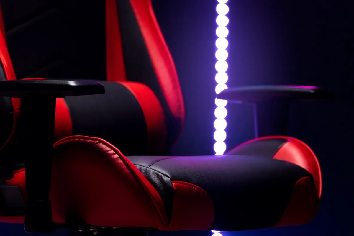 Mesa gamer ampla com mousepad XXL e periféricos organizados em setup gamer