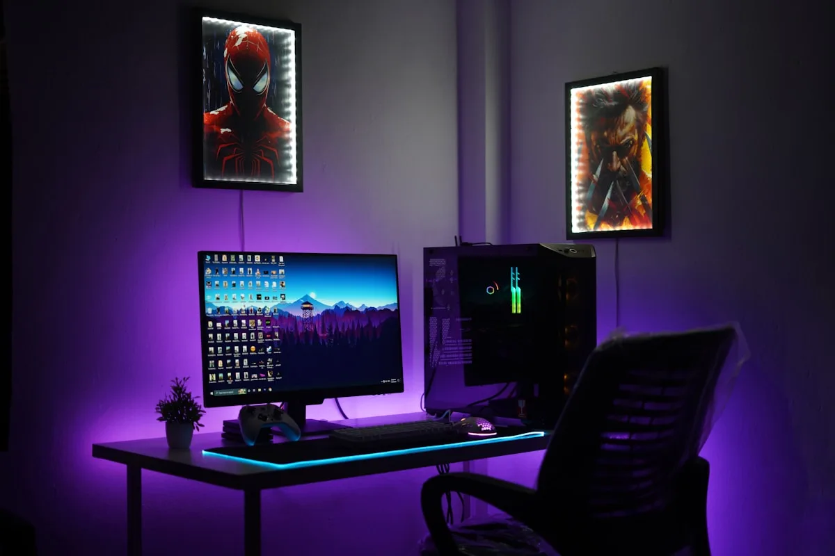 Setup gamer dos sonhos com iluminação RGB, dual monitor e periféricos organizados
