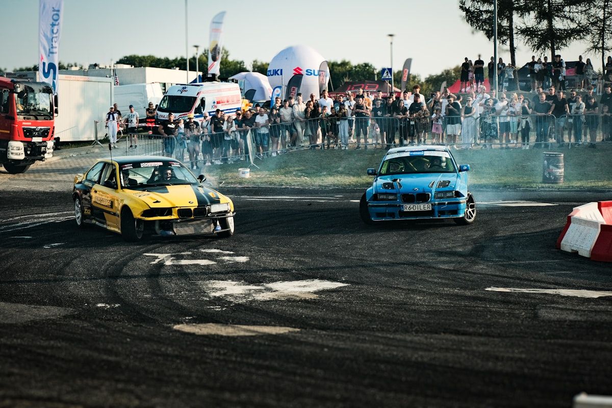 Carros acelerando em uma pista de corrida emocionante Grupo de carros competindo em alta velocidade em uma pista de corrida emocionante