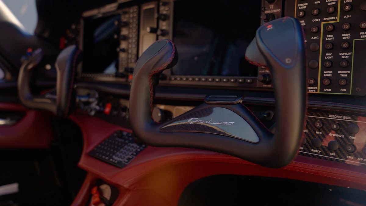 Cockpit de aeronave com volante e painel detalhado Volante e painel de controle de um cockpit de aeronave, mostrando instrumentos e tecnologia avançada