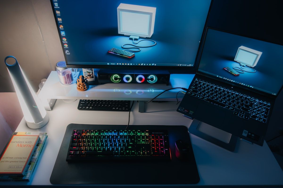 Setup gamer barato: mesa com laptop e monitor em 2026 Mesa de computador com laptop e monitor, ideal para setup gamer barato em 2026