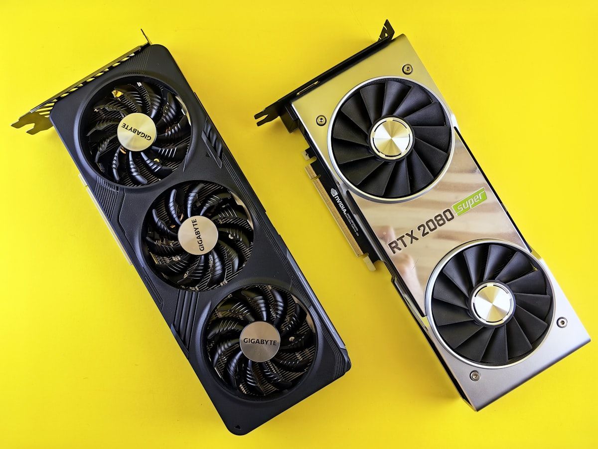 Placas de vídeo em fundo amarelo: comparativo AMD e RTX 5060 Ti Duas placas de vídeo de computador em fundo amarelo, destacando suas especificações e design