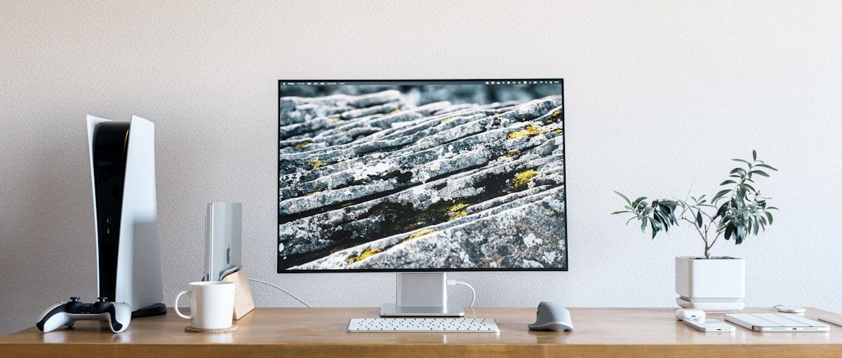 Monitor de 27 polegadas em mesa de madeira para home office Monitor de computador sobre uma mesa de madeira, ideal para home office