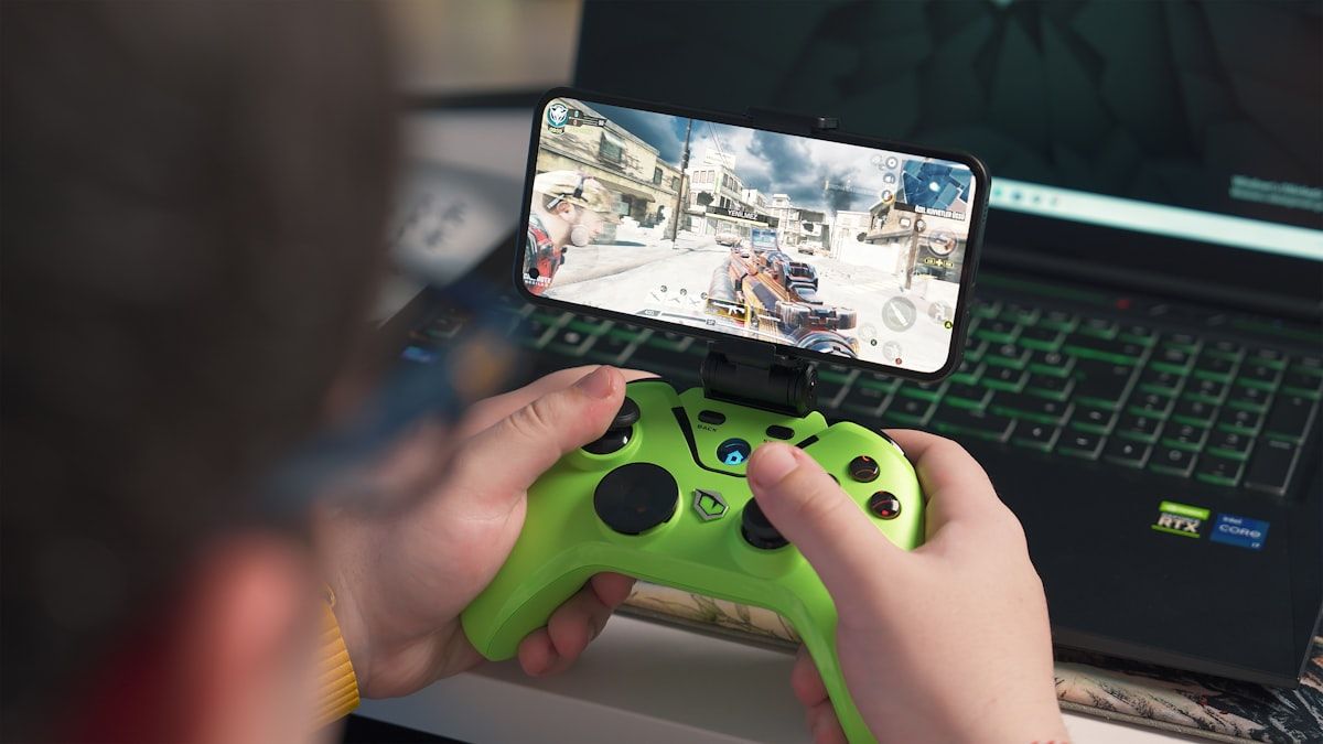 Jogando vídeo game em laptop: tecnologia e entretenimento Pessoa jogando vídeo game em um laptop, mostrando a interação com tecnologia moderna.